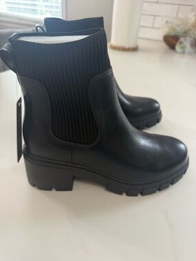 Women's Black Chelsea Lug Sole Ankle Boot